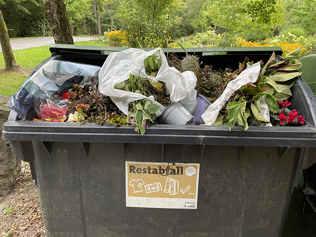 Restmüllcontaioner auf dem Waldfriedhof